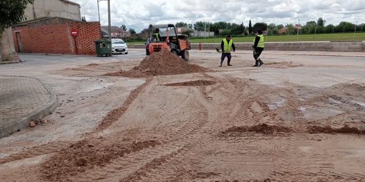 Villoria sufre las peores consecuencias de una gran tormenta que ha dejado anegada toda la red de desagües de la localidad