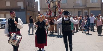 Villoruela despide al Santo Cristo de la Esperanza hasta las fiestas de julio y le honra con misa, procesión y subasta de banzos