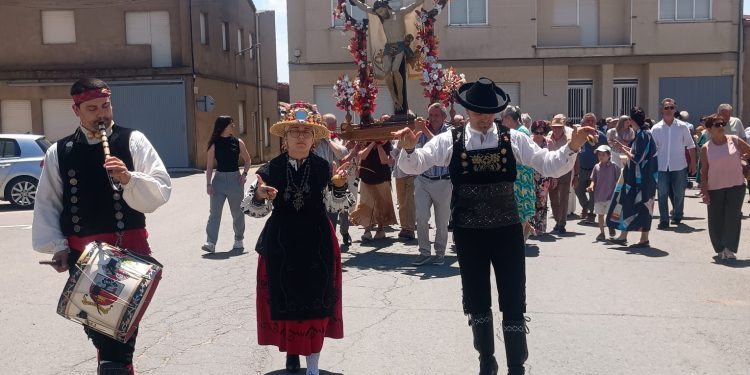 Villoruela despide al Santo Cristo de la Esperanza hasta las fiestas de julio y le honra con misa, procesión y subasta de banzos