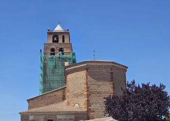 La restauración de la torre en la iglesia de Zorita de la Frontera no convence: «pegotes para tapar los huecos de los ladrillos»