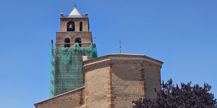 La restauración de la torre en la iglesia de Zorita de la Frontera no convence: «pegotes para tapar los huecos de los ladrillos»