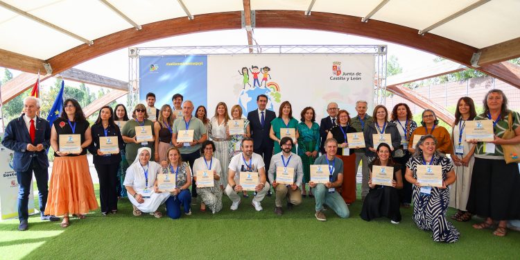 El CEIP Severiano Montero Sánchez, de Peñaranda, recibe el sello ambiental «Centro Educativo Sostenible» concedido por la Junta