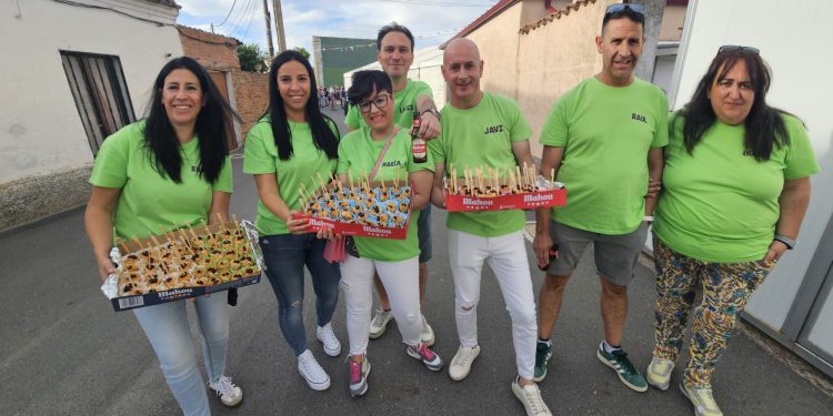 El Campo de Peñaranda vive un gran arranque festivo con la charanga Los del Lío animando el recorrido por las peñas