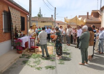 Bóveda del Río Almar celebra la solemnidad del Corpus Christi con una procesión donde no han faltado los tradicionales altares