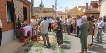 Bóveda del Río Almar celebra la solemnidad del Corpus Christi con una procesión donde no han faltado los tradicionales altares