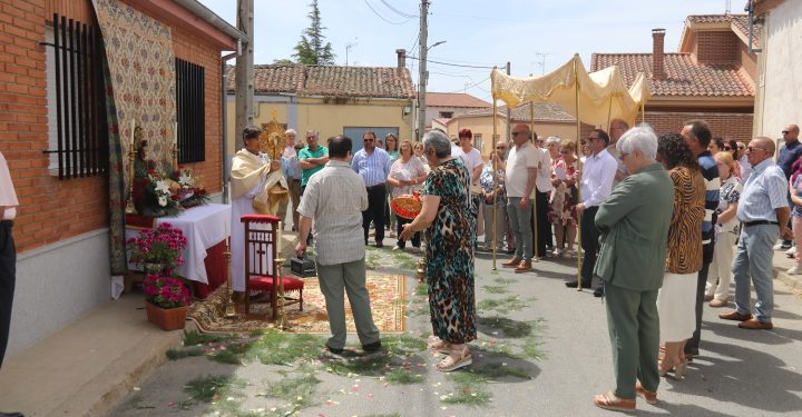 Bóveda del Río Almar celebra la solemnidad del Corpus Christi con una procesión donde no han faltado los tradicionales altares