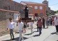 Nava de Sotrobal recibe entre bailes a San Antonio de Padua en una procesión amenizada por los dulzaineros de Alborada