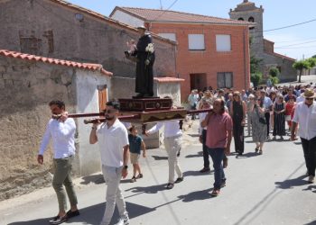Nava de Sotrobal recibe entre bailes a San Antonio de Padua en una procesión amenizada por los dulzaineros de Alborada