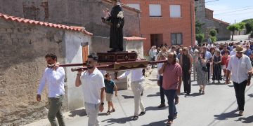 Nava de Sotrobal recibe entre bailes a San Antonio de Padua en una procesión amenizada por los dulzaineros de Alborada