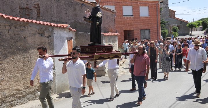 Nava de Sotrobal recibe entre bailes a San Antonio de Padua en una procesión amenizada por los dulzaineros de Alborada
