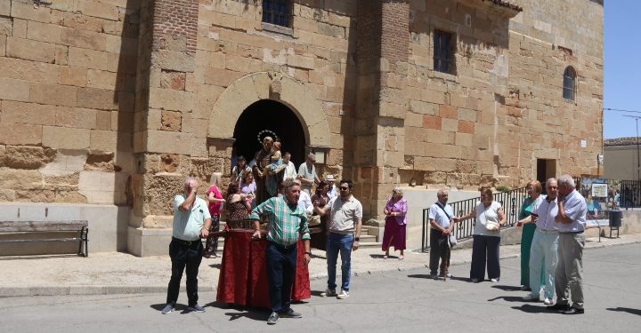 Moríñigo disfruta del encuentro vecinal en torno a San Antonio con misa, procesión y un animado convite en el salón multiusos