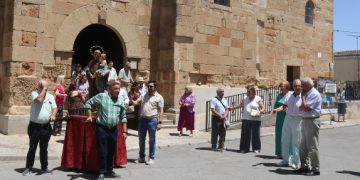 Moríñigo disfruta del encuentro vecinal en torno a San Antonio con misa, procesión y un animado convite en el salón multiusos