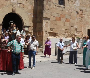 Moríñigo disfruta del encuentro vecinal en torno a San Antonio con misa, procesión y un animado convite en el salón multiusos