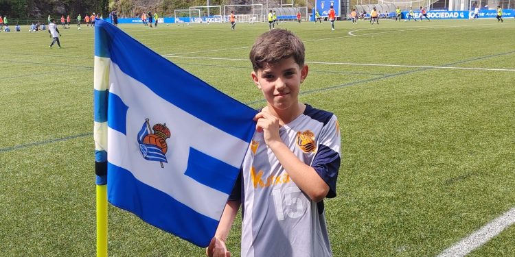 El jugador de fútbol peñarandino Aarón Miguel viaja a Donostia para probar suerte deportiva con el equipo de la Real Sociedad