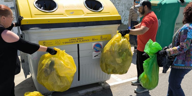 El programa «Basuraleza» logra retirar en Peñaranda cerca de 30 kilogramos de distintos residuos en una fructífera mañana