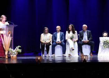 Pedrito y Carmen culminan su historia de amor de una década con una emotiva boda civil en el teatro Calderón de Peñaranda