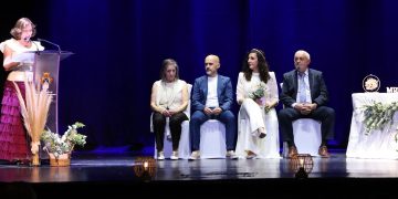 Pedrito y Carmen culminan su historia de amor de una década con una emotiva boda civil en el teatro Calderón de Peñaranda