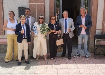Manuel y Mónica celebran su boda en el Ayuntamiento de El Campo de Peñaranda y reciben las felicitaciones de todo el pueblo