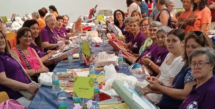 Encajeras de Peñaranda participan en el Encuentro de Bolillos «Ciudad de Salamanca» celebrado en el Palacio de Congresos