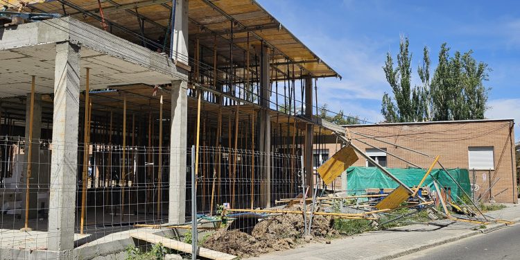 Un hombre resulta herido tras caer parte de una estructura en las obras de ampliación del centro de salud de Peñaranda