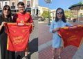 NOTICIAS A TIEMPO entrega las camisetas de la «Roja» a las dos ganadoras del sorteo del Mundial en Facebook e Instagram