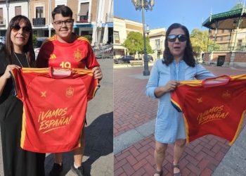 NOTICIAS A TIEMPO entrega las camisetas de la «Roja» a las dos ganadoras del sorteo del Mundial en Facebook e Instagram