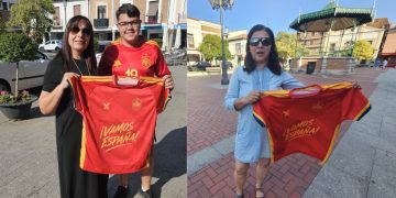 NOTICIAS A TIEMPO entrega las camisetas de la «Roja» a las dos ganadoras del sorteo del Mundial en Facebook e Instagram