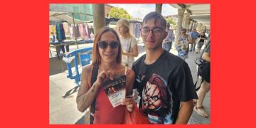 Lourdes Pérez, la fan que ha conseguido la entrada número 0001 para el concierto de Camela en las fiestas de Peñaranda