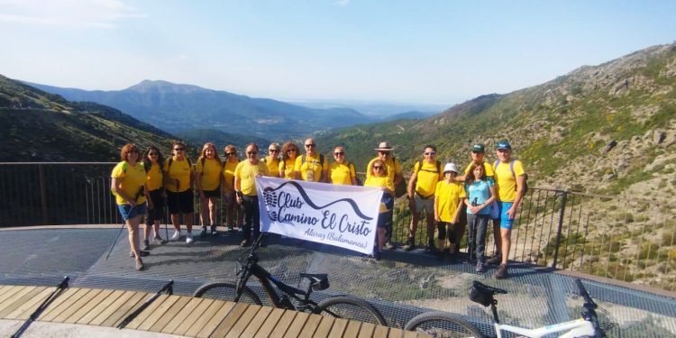 El club de senderismo Camino el Cristo, de Alaraz, disfruta de una ruta por el entorno abulense de las Cuevas del Águila