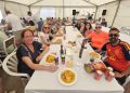 El Campo de Peñaranda despide sus fiestas del Corpus con una paella popular en la carpa animada por la charanga El Tinglao