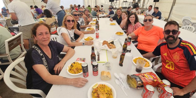 El Campo de Peñaranda despide sus fiestas del Corpus con una paella popular en la carpa animada por la charanga El Tinglao