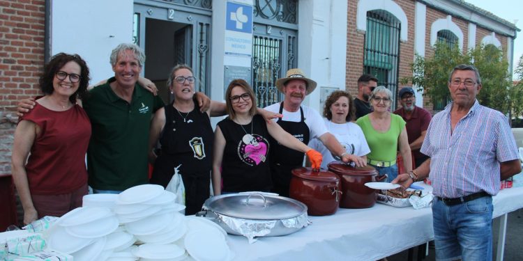 El Campo de Peñaranda disfruta de una multitudinaria parrillada repartiendo 400 raciones dentro de sus fiestas del Corpus