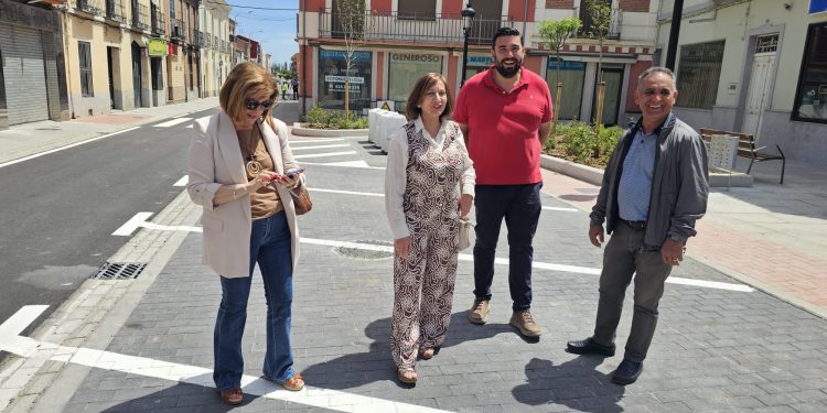 La calle del Carmen en Peñaranda, reabierta al tráfico: 22 nuevos aparcamientos en la zona y un espacio para el disfrute público