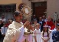 Peñaranda vive el Corpus con una multitudinaria procesión por las calles alfombradas de tomillo y un altar en la Puerta del Sol