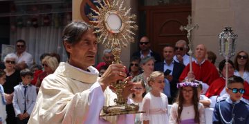 Peñaranda vive el Corpus con una multitudinaria procesión por las calles alfombradas de tomillo y un altar en la Puerta del Sol
