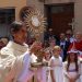 Peñaranda vive el Corpus con una multitudinaria procesión por las calles alfombradas de tomillo y un altar en la Puerta del Sol