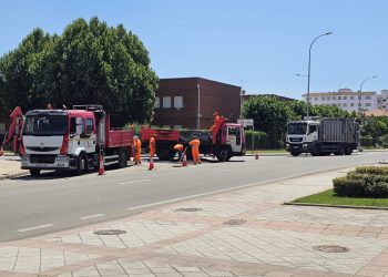 La Junta arregla el socavón del cruce de la carretera de Medina en Peñaranda y parte del tráfico se desvía hacia Cordel de Merinas