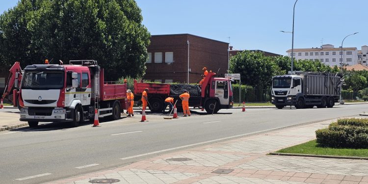 La Junta arregla el socavón del cruce de la carretera de Medina en Peñaranda y parte del tráfico se desvía hacia Cordel de Merinas