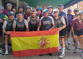 El club Cubino Bikes hace parada en Los Álamos Gastrolab de Peñaranda y calienta motores para animar esta tarde a la Roja