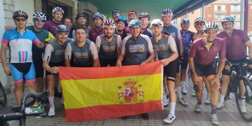 El club Cubino Bikes hace parada en Los Álamos Gastrolab de Peñaranda y calienta motores para animar esta tarde a la Roja