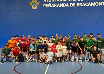 Peñaranda disfruta de una jornada con fútbol sala, paella y sorteos a beneficio del paso de palio de la Virgen de la Esperanza