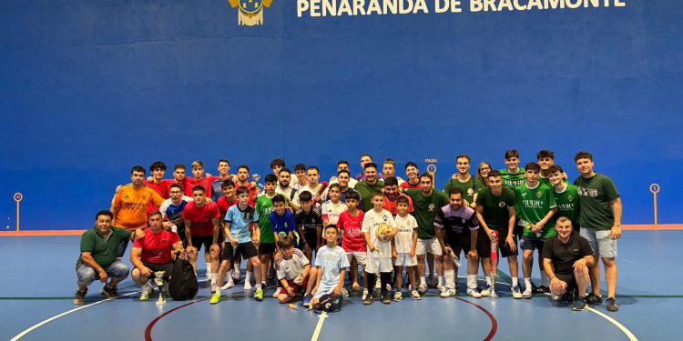 Peñaranda disfruta de una jornada con fútbol sala, paella y sorteos a beneficio del paso de palio de la Virgen de la Esperanza