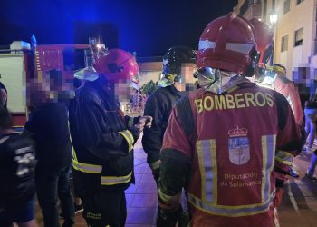Desalojado un bloque de viviendas en Peñaranda por el humo de un cortocircuito originado en un piso situado en la planta baja