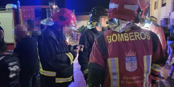 Desalojado un bloque de viviendas en Peñaranda por el humo de un cortocircuito originado en un piso situado en la planta baja