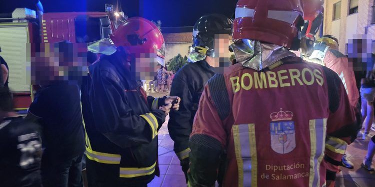 Desalojado un bloque de viviendas en Peñaranda por el humo de un cortocircuito originado en un piso situado en la planta baja