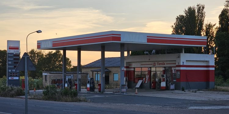 Villoria confía en una pronta solución para que la gasolinera pueda volver a prestar servicio a los pueblos de Las Villas