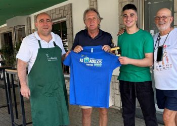 El ex futbolista y entrenador alemán Bernhard Schuster hace parada en Peñaranda y disfruta en su visita a Los Álamos
