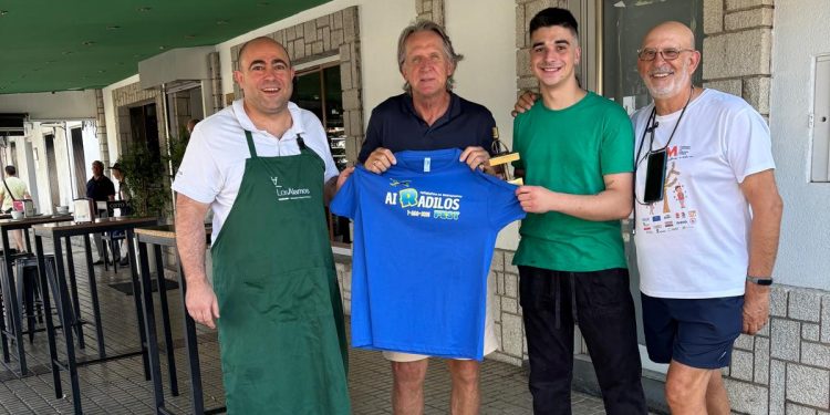 El ex futbolista y entrenador alemán Bernhard Schuster hace parada en Peñaranda y disfruta en su visita a Los Álamos