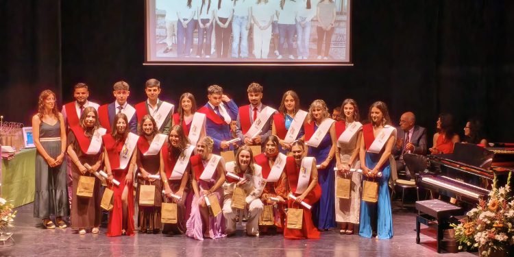 Emotiva despedida del IES Germán Sánchez Ruipérez para los alumnos de segundo de Bachillerato y de los ciclos formativos