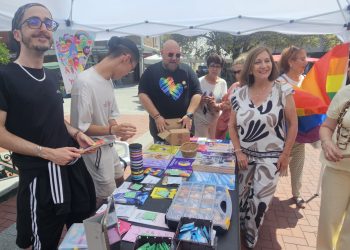 Un Punto Arcoíris en pleno mercadillo de Peñaranda para descubrir y celebrar la diversidad afectivo-sexual y de género